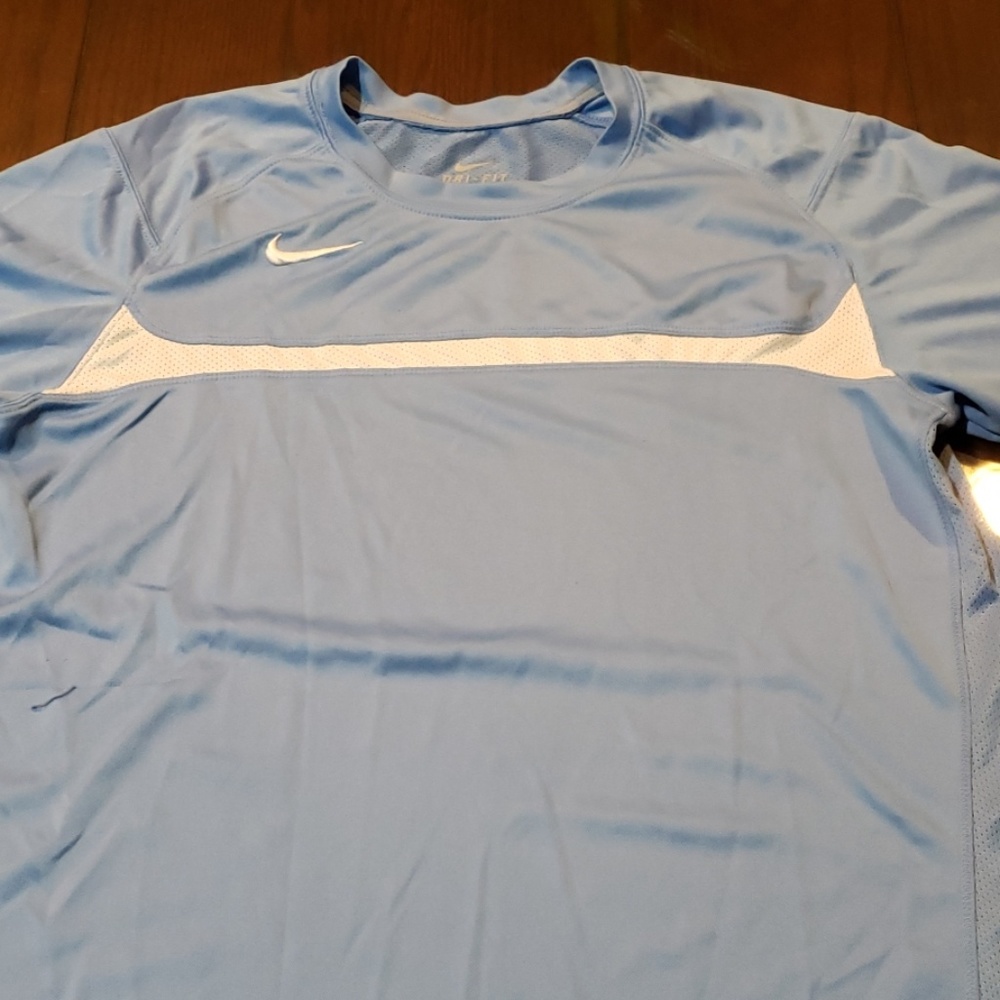 NWOT Mens Nike driver fit tee